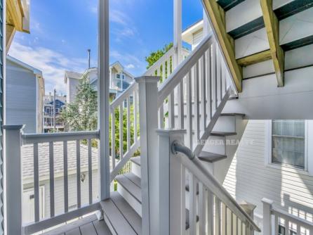 810 E 7th St.