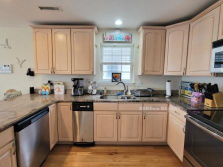 836B E. 6th St