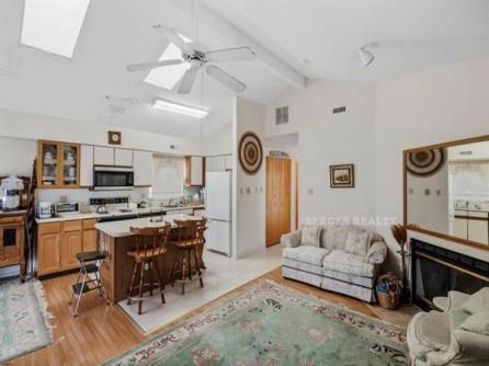 930 Bay Ave