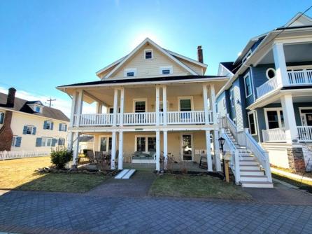 858 St Charles Place