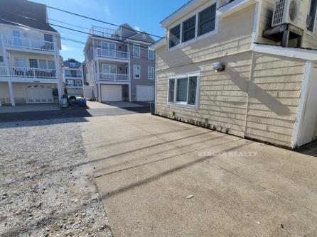 858 St Charles Place